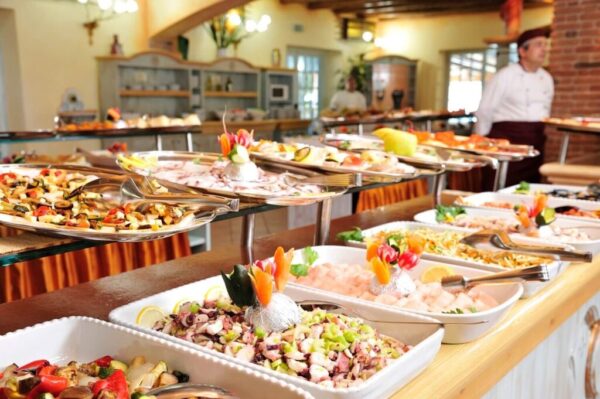 Sử dụng khăn gam trắng đỏ tạo điểm nhấn